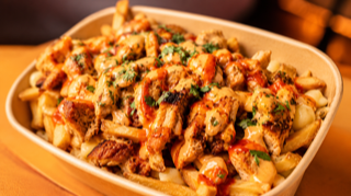 Frites garnies au poulet et au fromage façon Monteiro