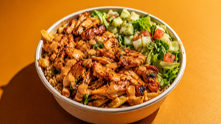 Bol de poulet portugais grillé avec riz, salade et légumes Monteiro